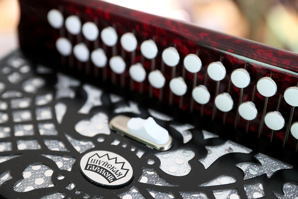 弦間木語 實(shí)拍俄羅斯古老樂器廠，聆聽工匠指尖傳承的百年回響